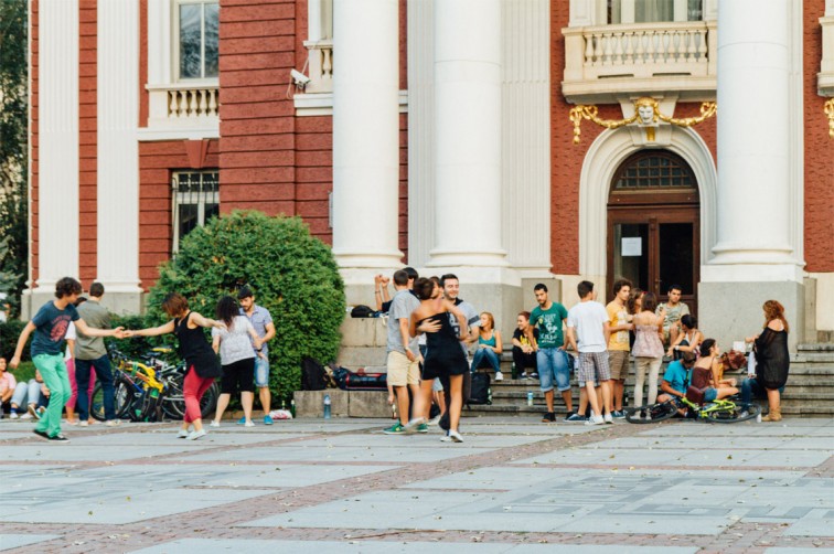 Tänzer vor dem Nationaltheater Iwan Wasow | 25h in Sofia, Stilnomaden