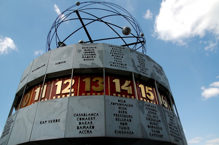 Weltzeituhr am Alexanderplatz | Eine Zeitreise durch Berlin, Stilnomaden