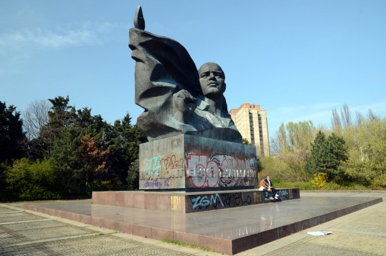 Denkmal im Ernst-Thälmann-Park | Eine Zeitreise durch Berlin, Stilnomaden